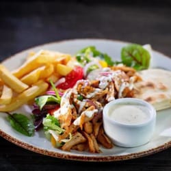 Vegetariánský kebab s pita chlebem, zeleninou, hranolky a česnekovým dipem Vegetariánský kebab s pita chlebem, zeleninou, hranolky a česnekovým dipem